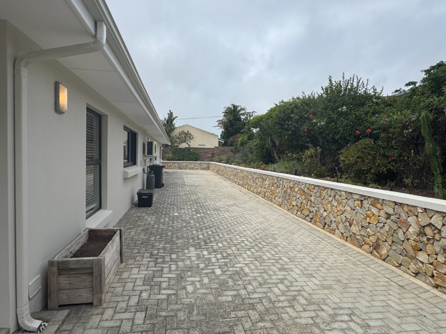 To Let 4 Bedroom Property for Rent in Upper Robberg Western Cape